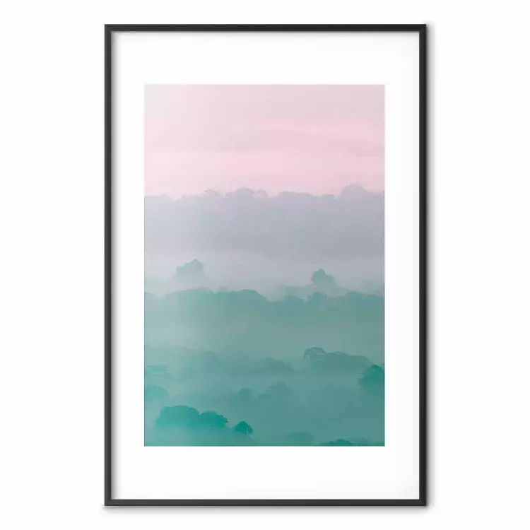 Dimmig soluppgång - landskap med träd i tjock dimma i pastell