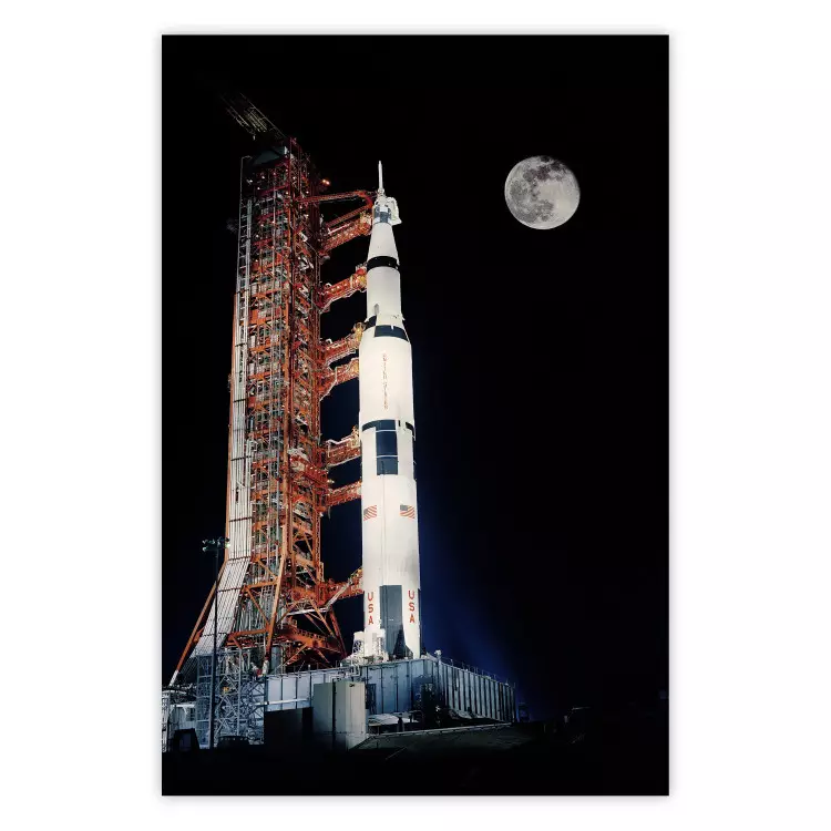 Resans mål - belyst raket i dockningsstation med månen i bakgrunden