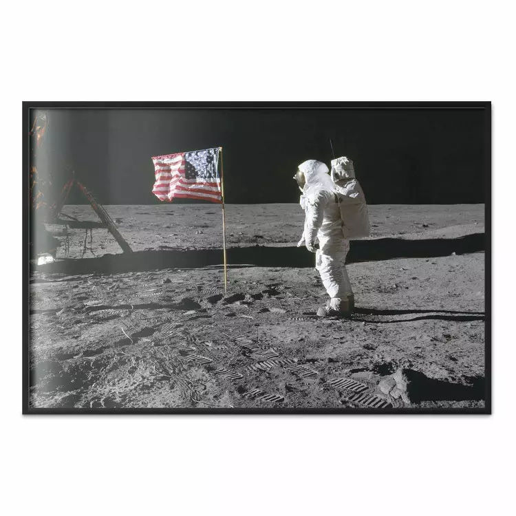 Alltid först - fotografi av människa på månen bredvid Amerikas flagga
