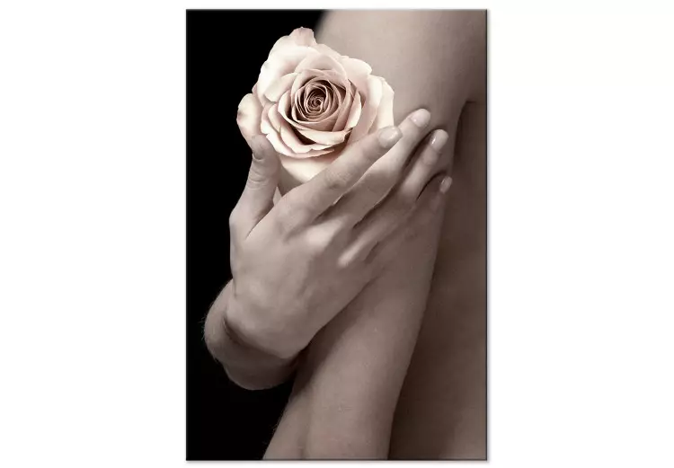 Te ros på en hand - foto av en kvinna som håller en blomma i sin hand