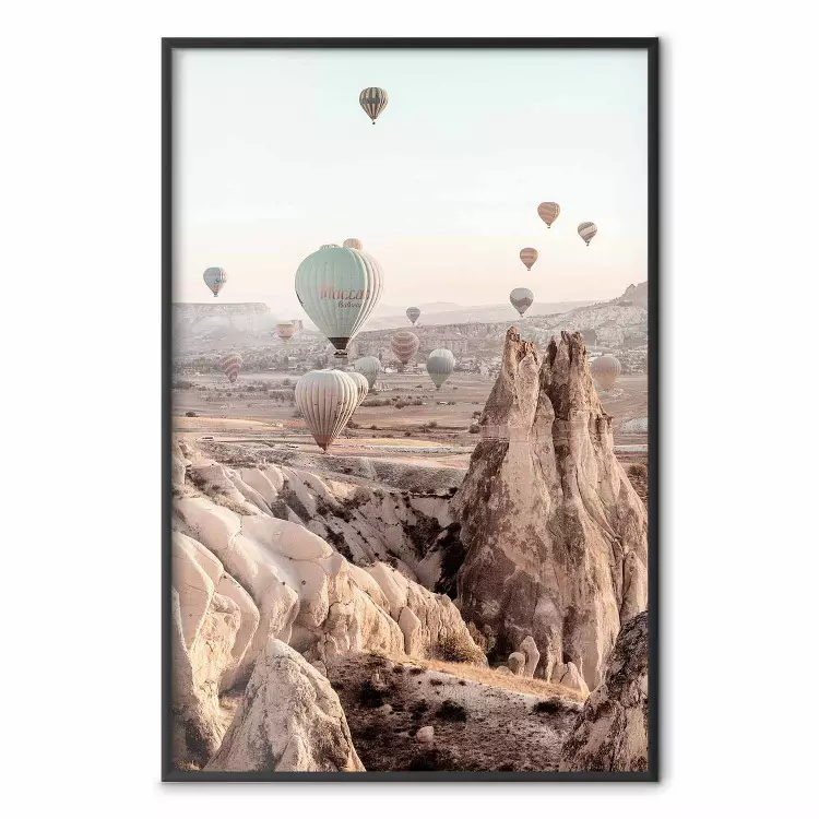 Sagolik resa - landskap med steniga toppar och ballonger