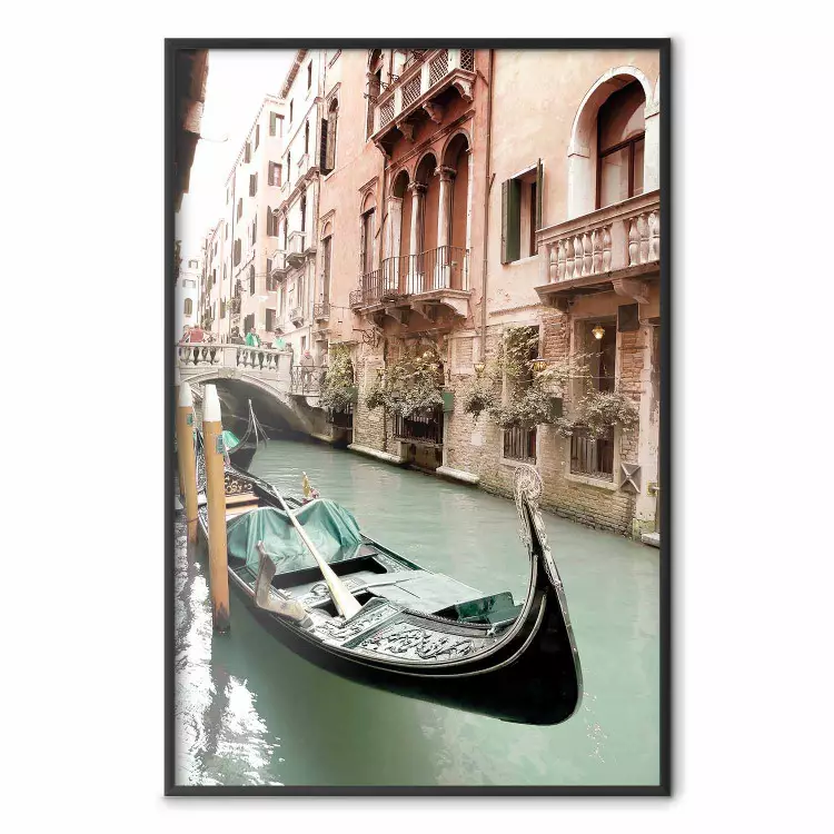 Venedigminne - flod och båtar mot stadens arkitektur