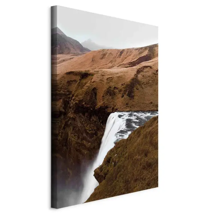 Rostiga kullar vertikal - vattenfall mitt i bergslandskapet