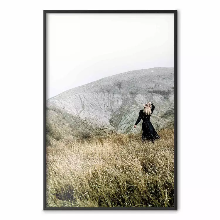 Förlorad i naturen - landskap av äng med kvinna mot berg