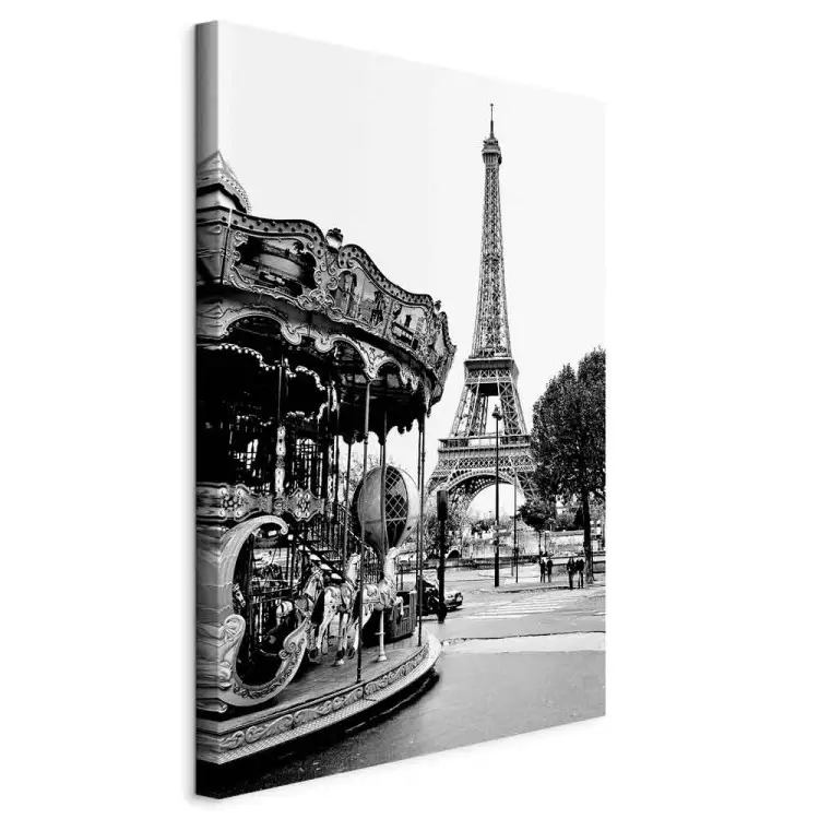 Karusell vid Eiffeltornet - svartvitt foto av arkitektur i Paris