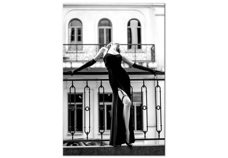 Dansande kvinna - svartvitt fotografi med en figur på en balkong