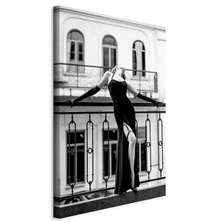 Dansande kvinna - svartvitt fotografi med en figur på en balkong
