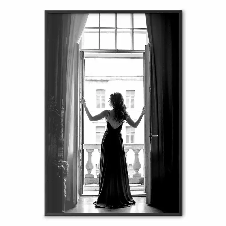 Elegant kvinna - siluett av en kvinna framför fönstret i svartvitt