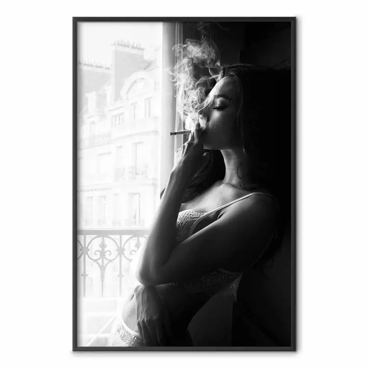 Kvinna rökande en cigarett - svartvitt fotografi