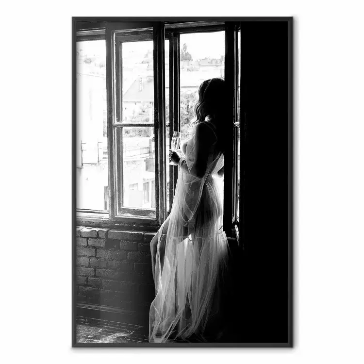 Sensuell kvinna vid fönstret - konstfoto i svartvitt
