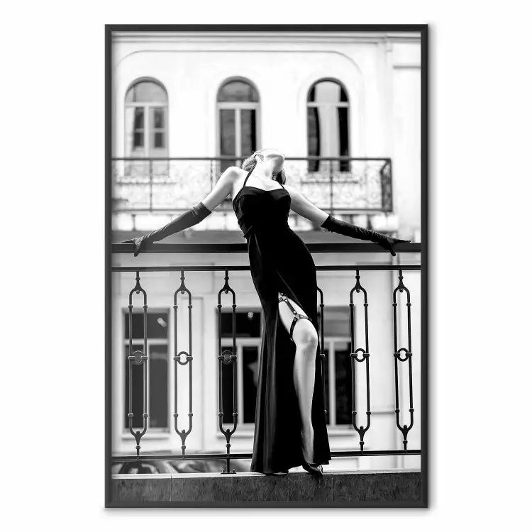 Kvinna på balkongen - svartvitt foto av kvinna i Paris