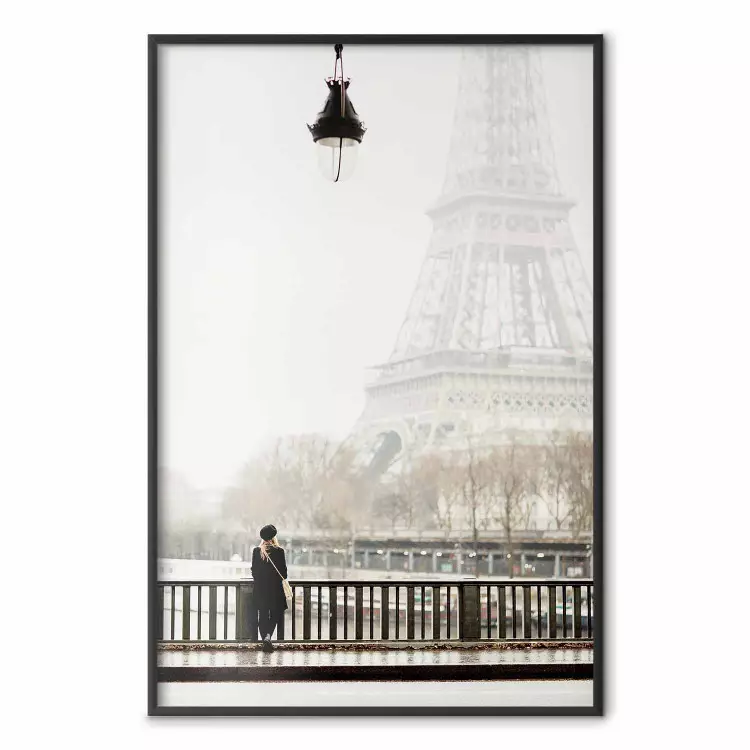 Parislandskap - kvinna beundrar Eiffeltornet