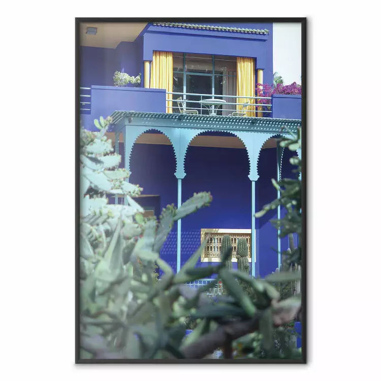 Marockansk stil - lyxigt blått byggnad med pelare och trädgård