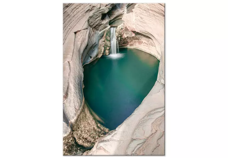Stängd vik - foto med ett turkost vattenfall