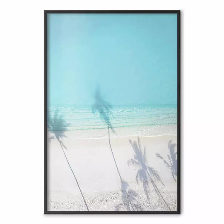 Havslinje - tropisk strand med palmlövskuggor