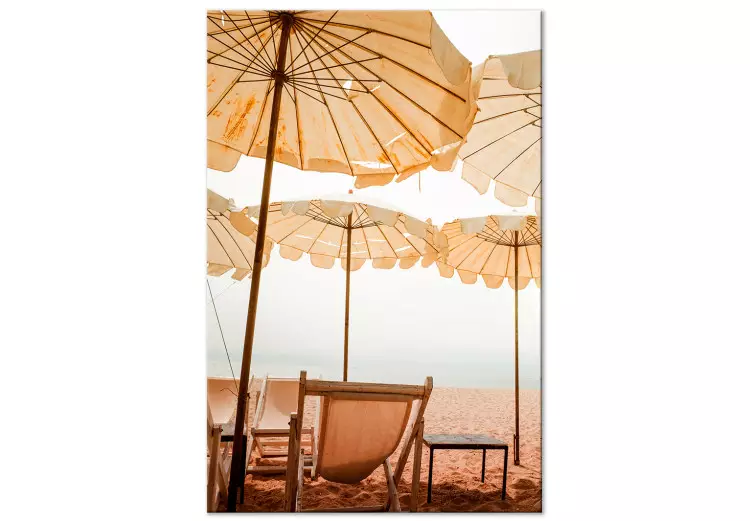 Paraplyer på stranden - landskap med sand, solstolar och Medelhavet