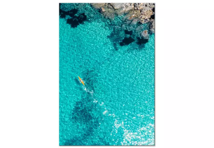 Azure water - havslandskap med genomskinligt vatten och gul kanot