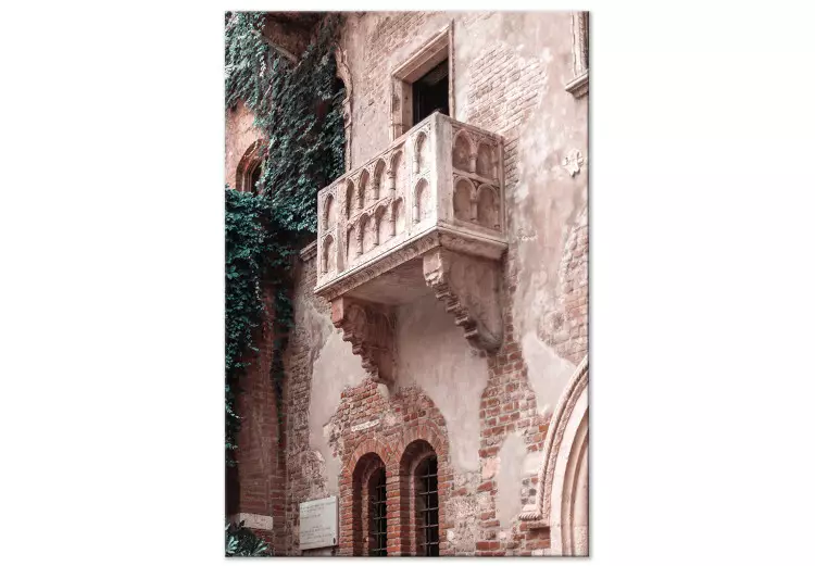 Balkong i ett tegelhus - foto med arkitektur i en italiensk stad