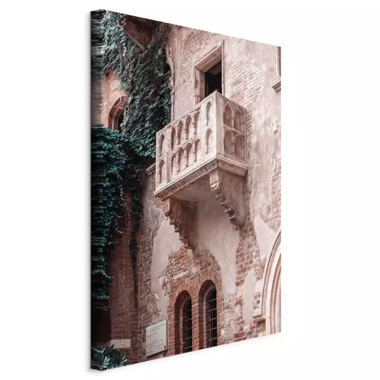 Balkong i ett tegelhus - foto med arkitektur i en italiensk stad