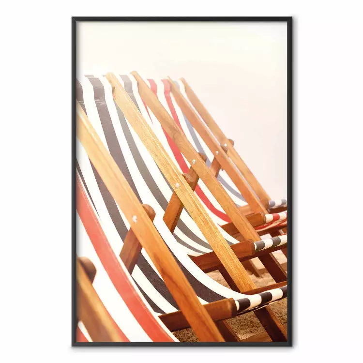 Solbad - sommarmotiv med färgglada stolar på stranden