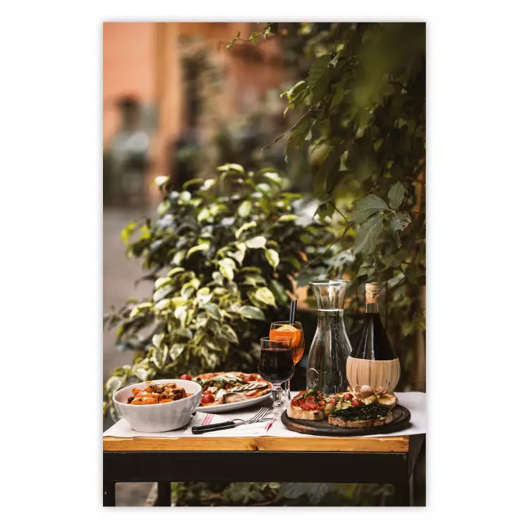 Italiensk kväll - dukat bord med mat och vin