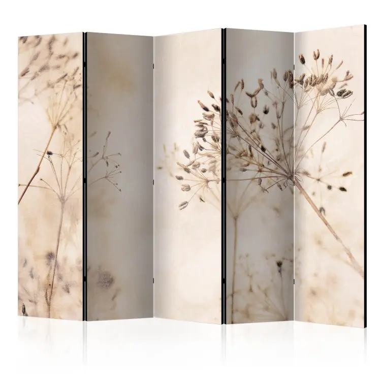 Stillhet och reflektion II - delikata växter på beige