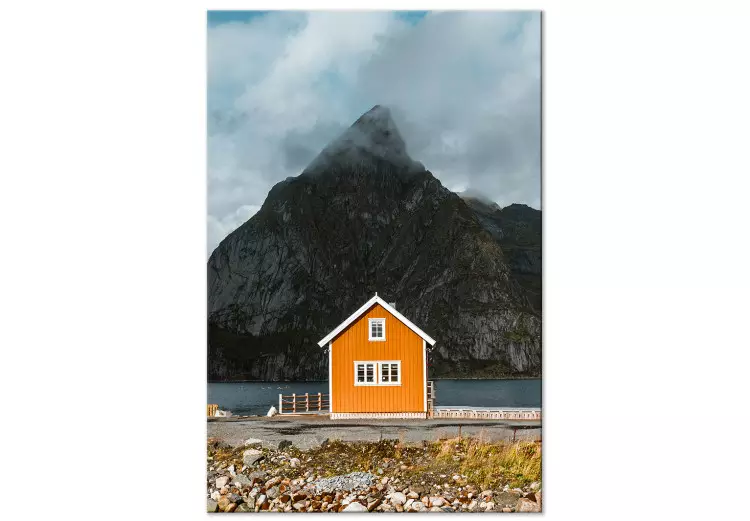 Nordkust (1-del) vertikal - hus vid havet och berg i bakgrunden