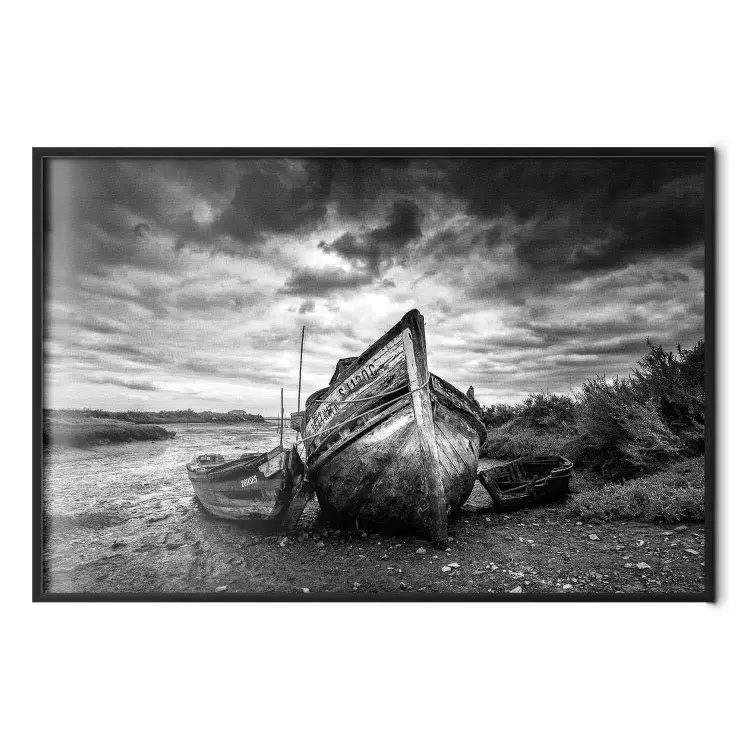 Gammalt båt på stranden - svartvit fotografi