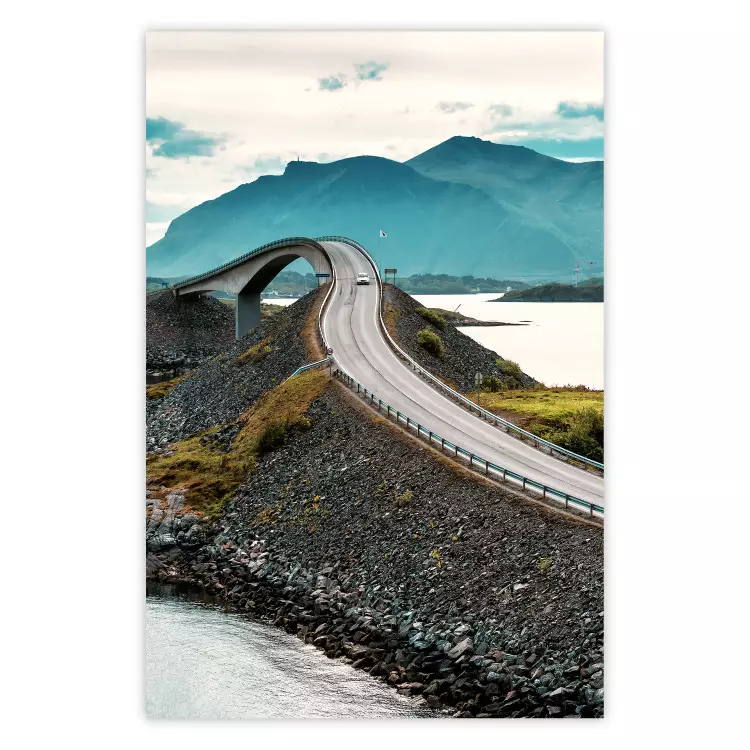 Fjordväg - bergsbro och panoramautsikt i Norge