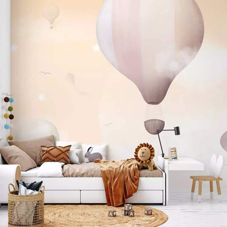 Barnlandskap - pastellfärgade ballonger mot en himmel med vita moln