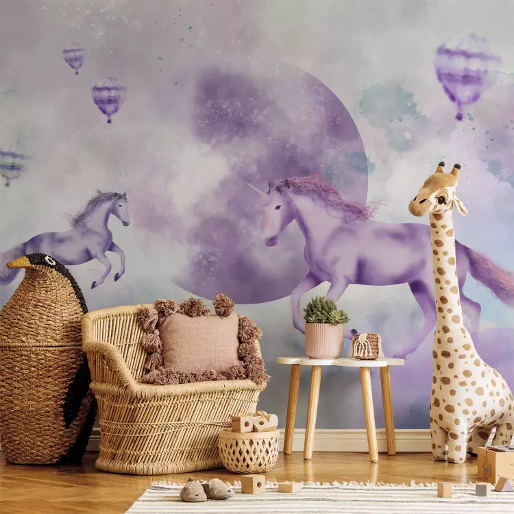 Barnabstraktion - motiv med sagolika djur på lila bakgrund