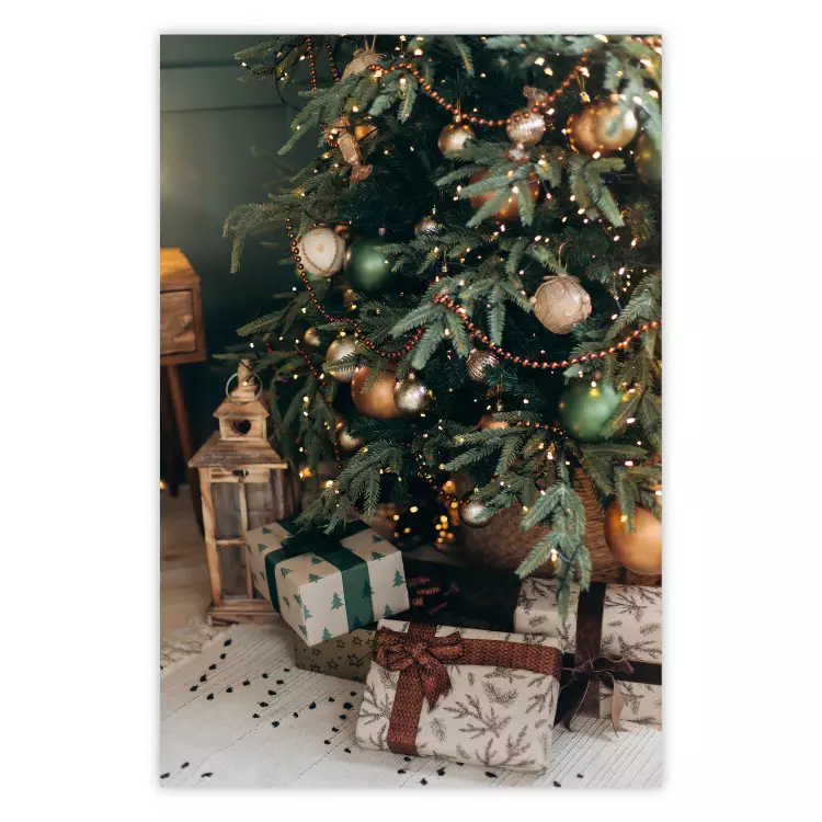 Juletid - julklappar under en julgran dekorerad med ornament