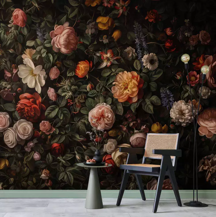 Blomsterparadis - en rik komposition av rosor och andra blommor på en mörk bakgrund