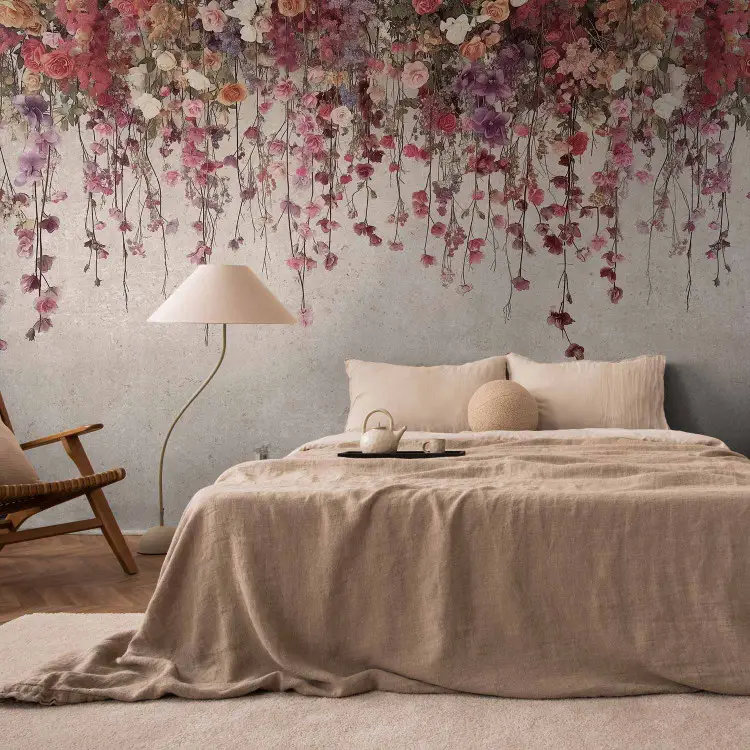 Hängande blommor - delikat komposition av rosa och växter på ljus bakgrund