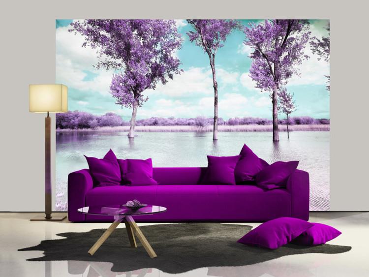 Fototapet Lavendellandskap - träd vid vattnet i provensalsk stil i lila nyanser