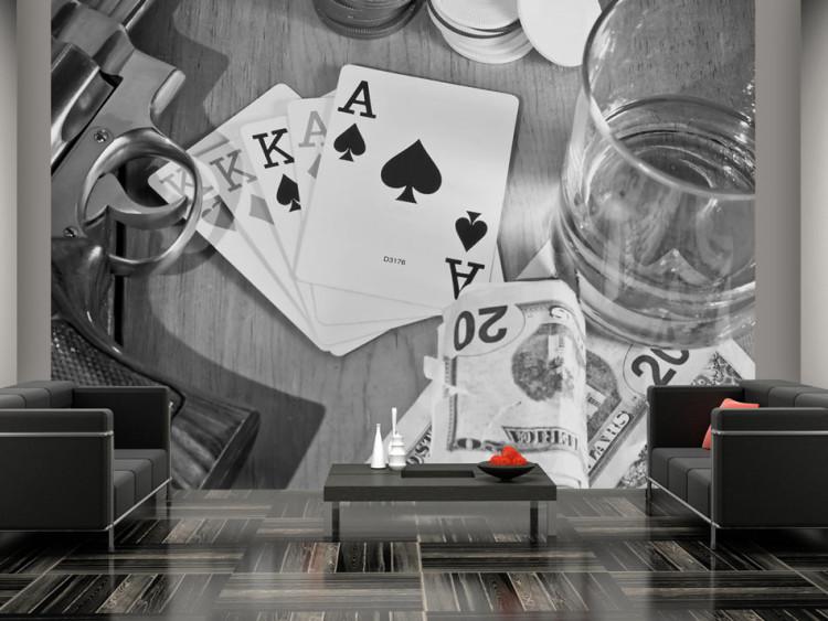 Fototapet Herrkväll med poker - svartvit retrostil med spel med pengar och whiskey