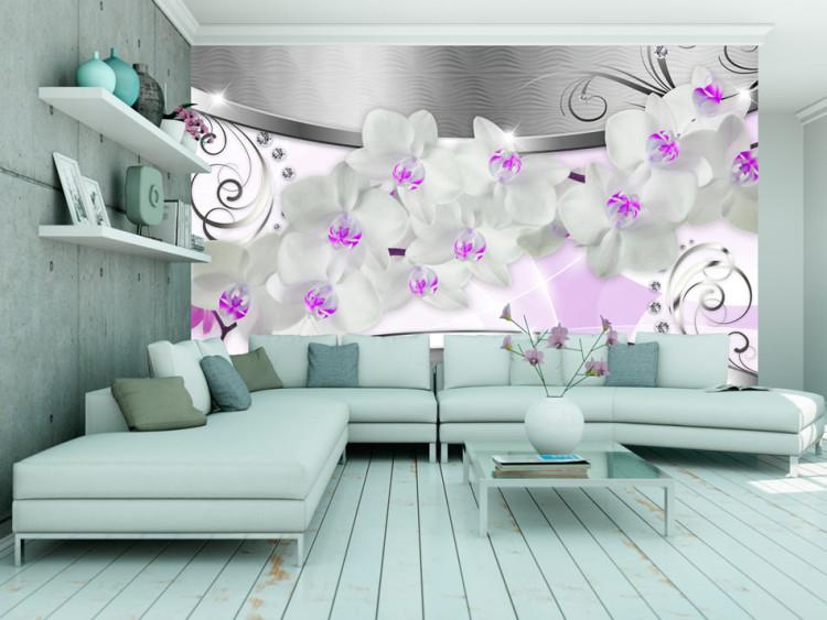 Fototapet Abstraktion med blommor - vita orkidéer på silverbakgrund med mönster