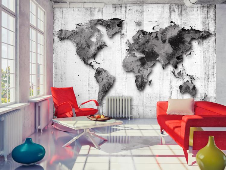 Fototapet Värld i nyanser av grått - världskarta på retro träbakgrund