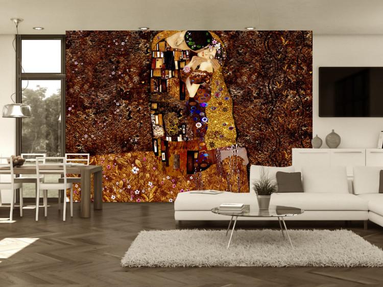 Fototapet Komposition inspirerad av Klimt - kyssande parfigurer på en äng