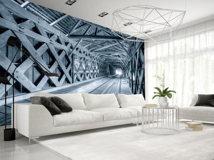 Fototapet Svartvit arkitektur - stor grå träbro i tunnel över floden