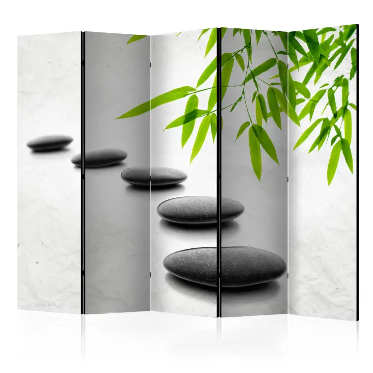 Zen Stenar II - platta stenar och bambublad på vit bakgrund
