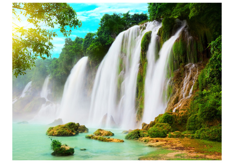 Fototapet Naturens skönhet - landskap med vattenfall som rinner ner i en stenig sjö 60040 additionalImage 1