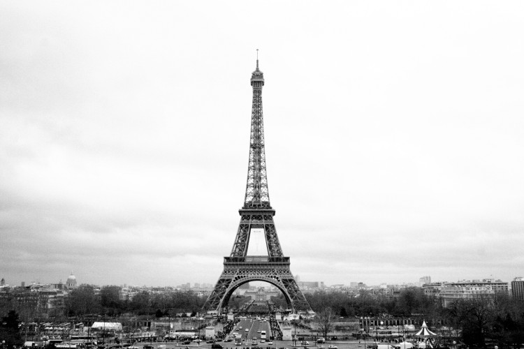 Fototapet Stadsarkitektur i Paris - svartvit retrobild av Eiffeltornet 59902
