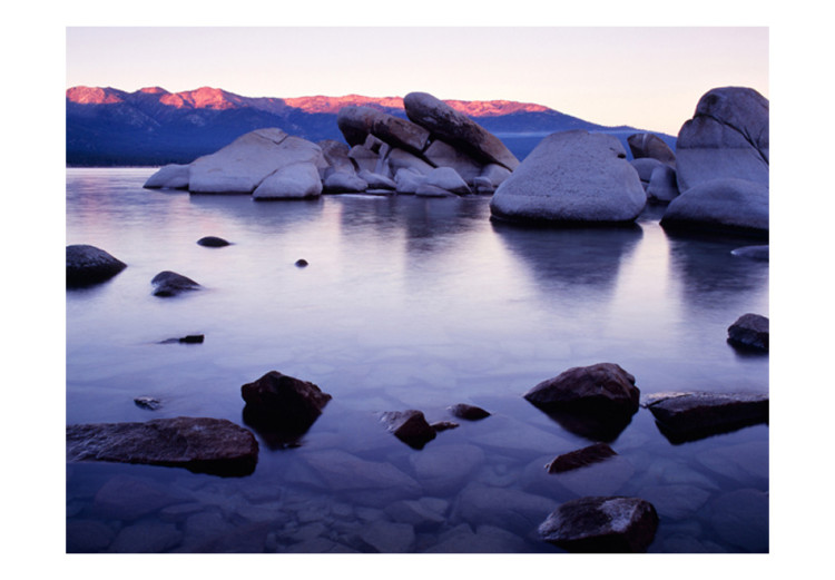 Fototapet Lake Tahoe - Sjölandskap med klart vatten och stenar med berg som bakgrund av Sierra Nevada, USA 60255 additionalImage 1