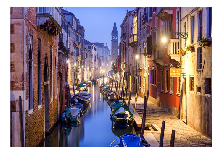 Fototapet Kväll i Venedig - landskap av stadens arkitektur med båtar 62467 additionalImage 1