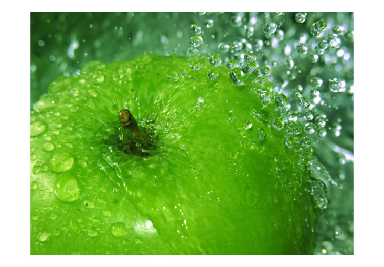 Fototapet Uppfriskande smaker - grönt äpple med stjälk som faller ner i vattnet 59818 additionalImage 1